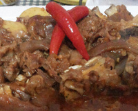 Pé de porco ao molho com batatas