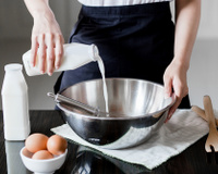 Qual é a função do leite no bolo e como ele pode ser substituído