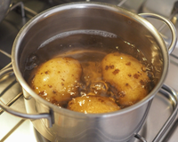 Depois que descobri no TudoGostoso por que os cozinheiros não jogam fora a água das batatas cozidas, nunca mais desperdicei