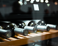 Adega climatizada EOS entra em oferta e sai por menos de R$ 700 na Amazon