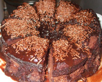 Bolo de chocolate de microondas com calda de falso brigadeiro