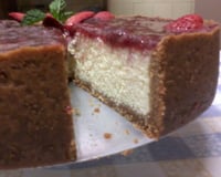 Cheesecake com molho de morangos
