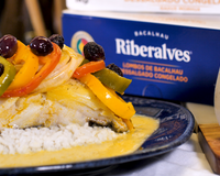 Lombo de bacalhau ao azeite de dendê e leite de coco