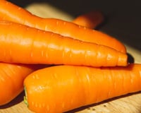 Comer muita cenoura pode deixar a pele laranja? Jovem viraliza no TikTok ao tentar alcançar o tom alaranjado apenas com mudanças na alimentação