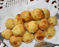 Bolinho de arroz com batata recheado de queijo