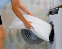 Quando foi a última vez que você lavou seus travesseiros? Descubra a frequência indicada por especialistas em lavanderia