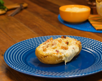 Batata recheada com linguiça calabresa