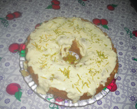 Bolo de laranja com cobertura de laranja.