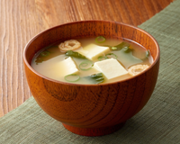 Por que tomar sopa de missô no café da manhã é uma ótima ideia