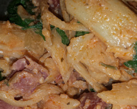 Penne com tirinhas de calabresa defumada ao molho branco e vermelho