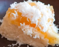 Bolo podre de tapioca com doce de bacuri e coco ralado