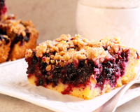 Receita de cuca de amora é um amor de tão deliciosa, a casquinha é perfeita e a massa fofinha fica ainda melhor com a fruta