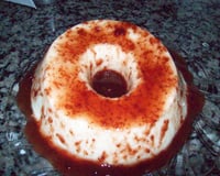 Flan de iogurte com calda de goiaba