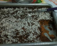 Bolo de cenoura com calda de chocolate