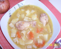 Caldo de mandioquinha com coxinha de frango, legumes e macarrão