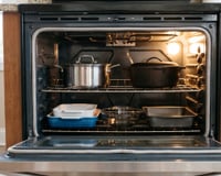Eu também guardava as assadeiras e panelas no forno até aprender no TudoGostoso que estava cometendo um erro: veja por que essa prática não é recomendada