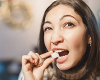 Quer parar de comer doce? O hábito simples com nozes que a ciência recomenda