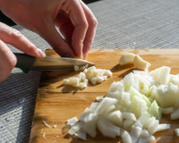 Truque FÁCIL e RÁPIDO permite guardar alho e cebola picados por muito mais tempo! Confira!