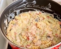 O almoço perfeito para fazer no Dia das Crianças porque todo pequeno adora: aprenda a fazer receita de macarrão colorido