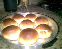 Pão de batata recheado com mortadela