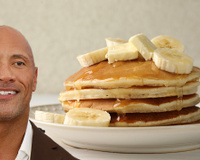 A panqueca de coco e banana de Dwayne "The Rock" Johnson que você precisa experimentar no seu próximo café da manhã (não amasse as bananas!)