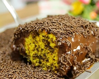 Bolo formigueiro de cenoura é minha nova receita favorita: massa fofinha e cobertura generosa para servir no lanche da tarde