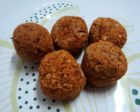 Almôndegas de feijão e arroz