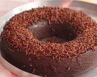 Com apenas 4 ingredientes, faça esse brigadeirão cremoso sem forno maravilhoso: nunca sobra nem uma fatia quando faço!