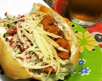 Sanduíche de linguiça fresca e queijo parmesão