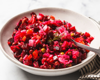 Desaparece da mesa em 2 minutos: nova salada de beterraba para o dia a dia com poucos ingredientes e rápida de fazer