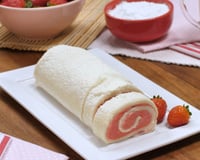 Rocambole de leite ninho com morango