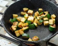 Eu uso esse truque para dar sabor às minhas abobrinhas há anos e sempre recebo uma chuva de elogios