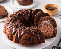 Bolo de chocolate molhadinho com calda quente é a combinação mais irresistível do mundo e a receita é muito prática