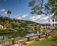 Pequena vila de 18 mil habitantes vem conquistando visitantes por unir serra, mar e clima pacato pertinho de Curitiba