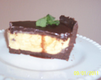 Chocotorta de maracujá com calda de chocolate