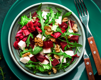 Salada surpreendente de beterraba e morango: receita simples com ar de sofisticada é uma delícia