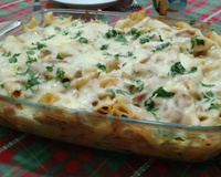 Penne com tirinhas de calabresa defumada ao molho branco e vermelho