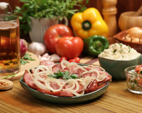 Calabresa acebolada com farofa e vinagrete