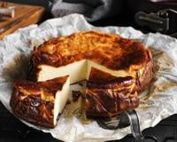 Nem cheesecake, nem torta de ricota: bolo basco é a nova tendência na confeitaria e você precisa aprender a fazer!