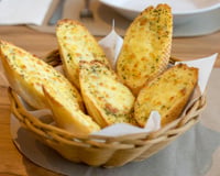 Pão de alho para churrasco com pão francês amanhecido
