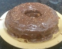 Bolo de cenoura com calda de chocolate