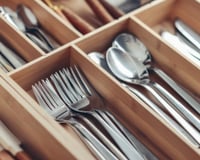 Mesa posta de respeito! Faqueiro Tramontina com 76 peças e estojo de madeira está com 25% de desconto na Mega Oferta Prime