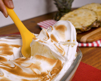 Abacaxi com creme de leite condensado