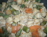 Filé de frango com quiabo e cenoura