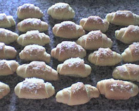 Pão de cebola em formato de croissant