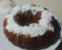 Bolo simples de coco com cobertura de chocolate (muito fácil)