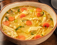 Canja é uma janta quentinha, deliciosa e fácil: prepare em casa o quanto antes para se aquecer em meio ao frio