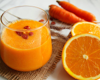 5 frutas para beber junto com suco de cenoura que vão além de deixar a bebida gostosa