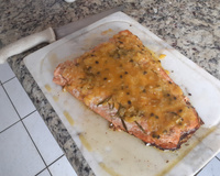 Salmão assado com molho de maracujá