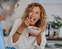 Não é leite: o alimento esquecido no dia a dia que fortalece os ossos em qualquer idade, segundo nutricionistas